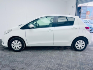 2012 Toyota Yaris 1.33 Dual Vvt-I Tr Multidrive S Euro 5 5dr in White — image 5
