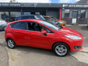 2013 Ford Fiesta 1.25 Zetec Hatchback 5dr Petrol Manual Euro 5 (82 Ps) in Red — image 4