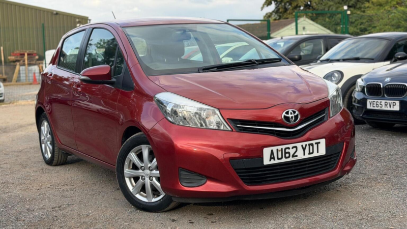 2012 Toyota Yaris 1.33 Dual Vvt-I Tr Euro 5 5dr in Red — image 1