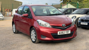 2012 Toyota Yaris 1.33 Dual Vvt-I Tr Euro 5 5dr in Red — image 5