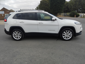 2015 Jeep Cherokee 2.2 Cherokee 2.2 Mjii 200hp Limited 4WD 9 Spd Auto in White — image 4