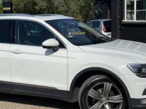 2017 Volkswagen Tiguan 2.0 Tdi Bluemotion Tech Sel in White — image 6