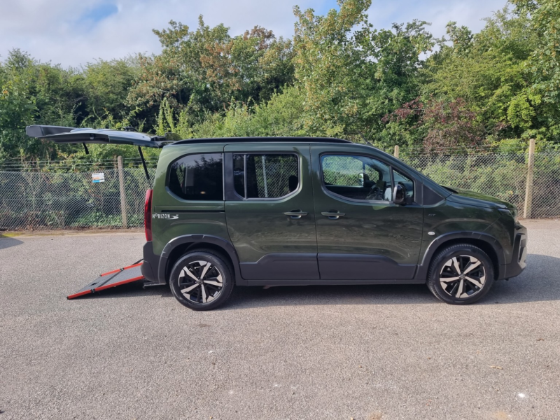 2025 Peugeot Rifter 1.5 Rifter Standard Gt 1.5l Bluehdi 130 Eat8 S&s (wav) in Green — image 1