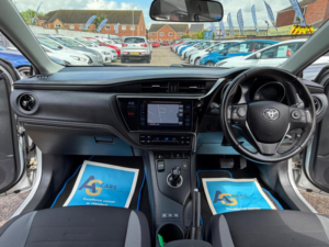 2015 Toyota Auris 1.8 Vvt-H Business Edition Touring Sports CVT Euro 6 (s/s) 5dr in Silver — image 2