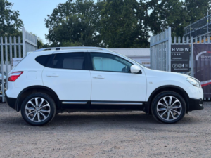 2013 Nissan Qashqai 1.6 Dci Tekna 2WD Euro 5 5dr (avm) in White — image 4