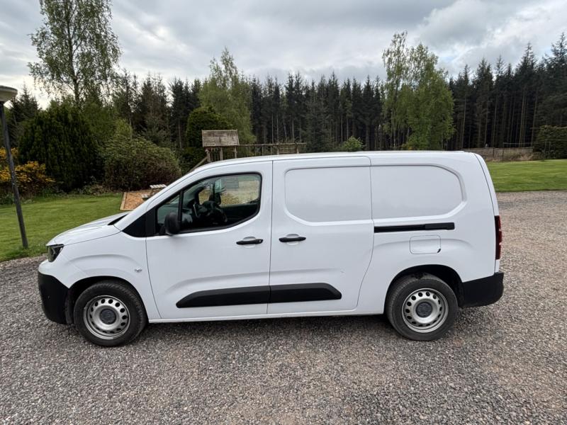 2023 Peugeot Partner (73) Red Crew1.5 Bluehdi 850 Professional Premium + in White — image 1