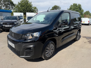 2022 Peugeot Partner Pro Premium in Black — image 3