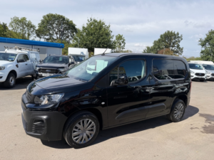 2022 Peugeot Partner Pro Premium in Black — image 5