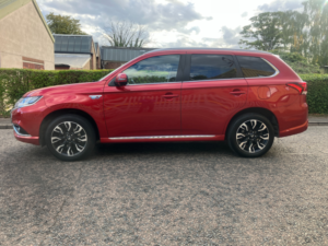 2017 Mitsubishi Outlander 2.0h 12kwh 4hs SUV 5dr Petrol Plug-In Hybrid CVT 4WD Euro 6 (s/s) (200 Ps) in Red — image 4