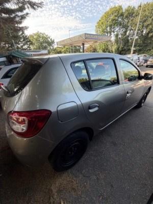 2014 Dacia Sandero 1.2 Ambiance 1.2 16v 75 in Beige — image 4