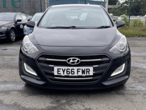 2016 Hyundai I30 1.6 I30 5dr Se 1.6 Crdi 110ps Bd in Black — image 5