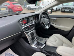 2016 Volvo V40 1.5 T3 Inscription Hatchback 5dr Petrol Auto Euro 6 (s/s) (152 Ps) in Black — image 2