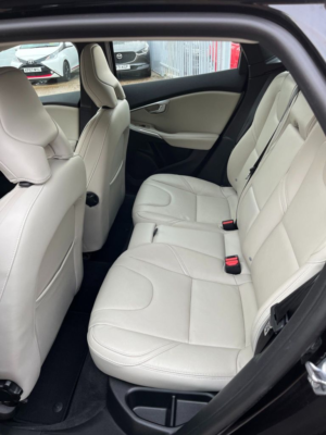 2016 Volvo V40 1.5 T3 Inscription Hatchback 5dr Petrol Auto Euro 6 (s/s) (152 Ps) in Black — image 5