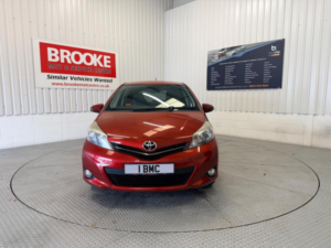 2012 Toyota Yaris 1.33 Dual Vvt-I Sr Euro 5 5dr in Red — image 3