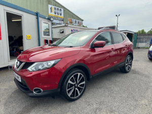 2014 Nissan Qashqai 1.5 Dci Tekna 2WD Euro 5 (s/s) 5dr in Red — image 3