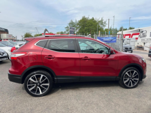 2014 Nissan Qashqai 1.5 Dci Tekna 2WD Euro 5 (s/s) 5dr in Red — image 6