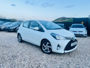 2015 Toyota Yaris 1.5 Vvt-H Icon E-CVT Euro 6 5dr in White — image 5