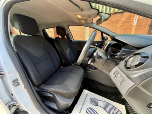 2016 Renault Clio 0.9 Tce Dynamique Nav Euro 6 (s/s) 5dr in White — image 3