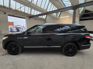 2023 Lincoln Navigator Presidential 3.5 in Black — image 6