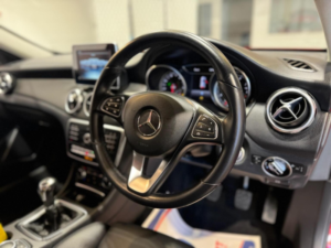 2018 Mercedes-Benz Gla 1.6 Gla200 Se (executive) Euro 6 (s/s) 5dr in Red — image 3