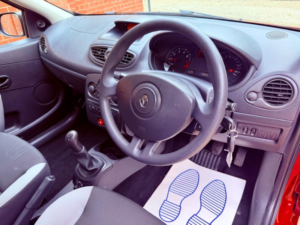 2011 Renault Clio 1.2 Bizu Euro 5 3dr in Red — image 4