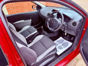 2011 Renault Clio 1.2 Bizu Euro 5 3dr in Red — image 5