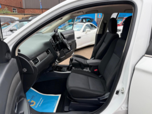 2017 Mitsubishi Outlander 2.2 Di-D 3 4WD Euro 6 (s/s) 5dr in White — image 4