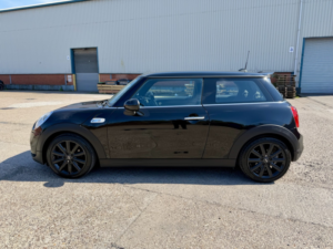 2014 MINI Hatch 2.0 Cooper S 3-Door Hatch in Black — image 4