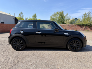 2014 MINI Hatch 2.0 Cooper S 3-Door Hatch in Black — image 5