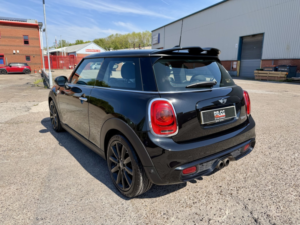 2014 MINI Hatch 2.0 Cooper S 3-Door Hatch in Black — image 6