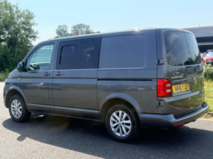 2016 Volkswagen Transporter 2.0 Tdi T28 Bluemotion Tech Highline Fwd Swb Euro 5 (s/s) 5dr in Grey — image 2