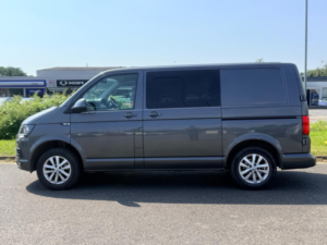 2016 Volkswagen Transporter 2.0 Tdi T28 Bluemotion Tech Highline Fwd Swb Euro 5 (s/s) 5dr in Grey — image 3