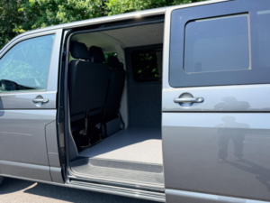 2016 Volkswagen Transporter 2.0 Tdi T28 Bluemotion Tech Highline Fwd Swb Euro 5 (s/s) 5dr in Grey — image 4