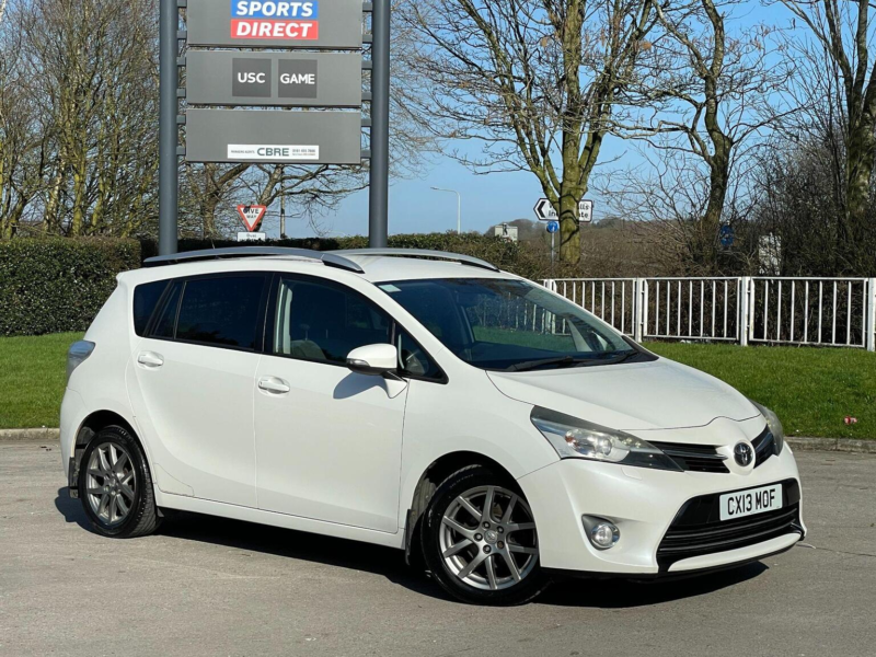 2013 Toyota Verso 2.0 D-4d Excel Euro 5 5dr in White — image 1