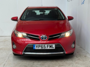 2015 Toyota Auris 1.8 Vvt-H Icon CVT Euro 5 (s/s) 5dr in Red — image 2