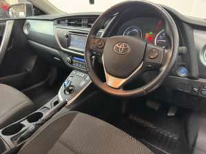 2015 Toyota Auris 1.8 Vvt-H Icon CVT Euro 5 (s/s) 5dr in Red — image 4