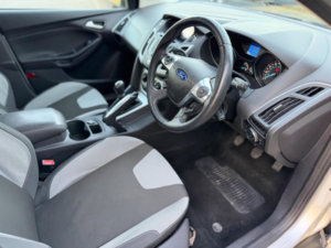 2011 Ford Focus 1.6 Zetec Euro 5 5dr in Silver — image 2