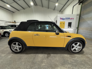 2008 MINI Convertible 1.6 One Convertible in Yellow — image 4