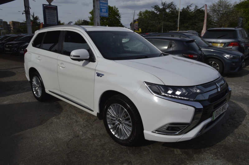 2019 Mitsubishi Outlander 2.4 H Twinmotor 13.8kwh 4h in White — image 1