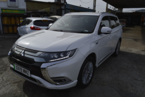 2019 Mitsubishi Outlander 2.4 H Twinmotor 13.8kwh 4h in White — image 3