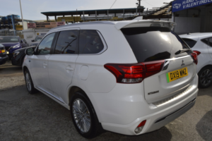 2019 Mitsubishi Outlander 2.4 H Twinmotor 13.8kwh 4h in White — image 4