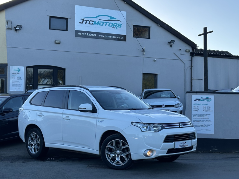 2015 Mitsubishi Outlander 2.0 PHEV Gx3h 5dr Auto, White, Hybrid + £20 Road Tax in White — image 1