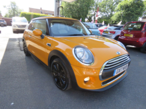 2017 MINI Hatch 1.2 One Auto Euro 6 (s/s) 3dr in Orange — image 3