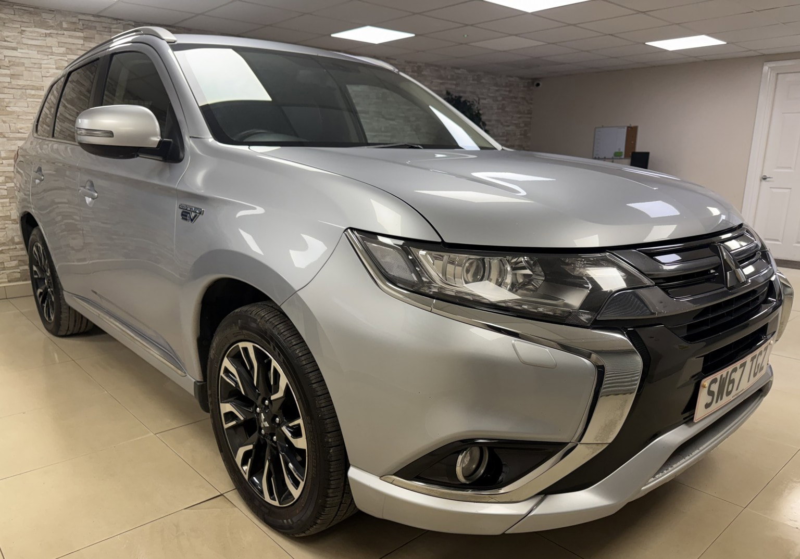 2017 Mitsubishi Outlander 2.0 12kwh Juro SUV 5dr Petrol Plug-In Hybrid CVT 4WD Euro 6 (s/s) (200 Ps) in Multicolour — image 1