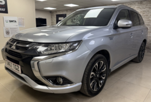 2017 Mitsubishi Outlander 2.0 12kwh Juro SUV 5dr Petrol Plug-In Hybrid CVT 4WD Euro 6 (s/s) (200 Ps) in Multicolour — image 2