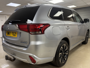 2017 Mitsubishi Outlander 2.0 12kwh Juro SUV 5dr Petrol Plug-In Hybrid CVT 4WD Euro 6 (s/s) (200 Ps) in Multicolour — image 3