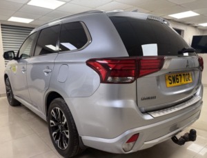 2017 Mitsubishi Outlander 2.0 12kwh Juro SUV 5dr Petrol Plug-In Hybrid CVT 4WD Euro 6 (s/s) (200 Ps) in Multicolour — image 4