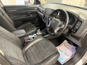 2017 Mitsubishi Outlander 2.0 12kwh Juro SUV 5dr Petrol Plug-In Hybrid CVT 4WD Euro 6 (s/s) (200 Ps) in Multicolour — image 5