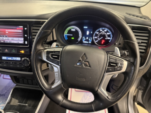 2017 Mitsubishi Outlander 2.0 12kwh Juro SUV 5dr Petrol Plug-In Hybrid CVT 4WD Euro 6 (s/s) (200 Ps) in Multicolour — image 6