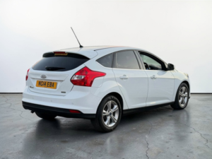 2014 Ford Focus 1.0t Ecoboost Titanium Navigator Hatchback 5dr Petrol Manual Euro 5 (s/s) (125 Ps) in Multicolour — image 4
